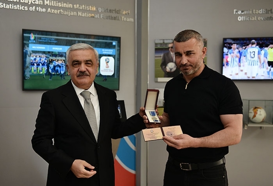 L’entraîneur du Qarabag FK Gourban Gourbanov décoré de l’ordre de la Gloire