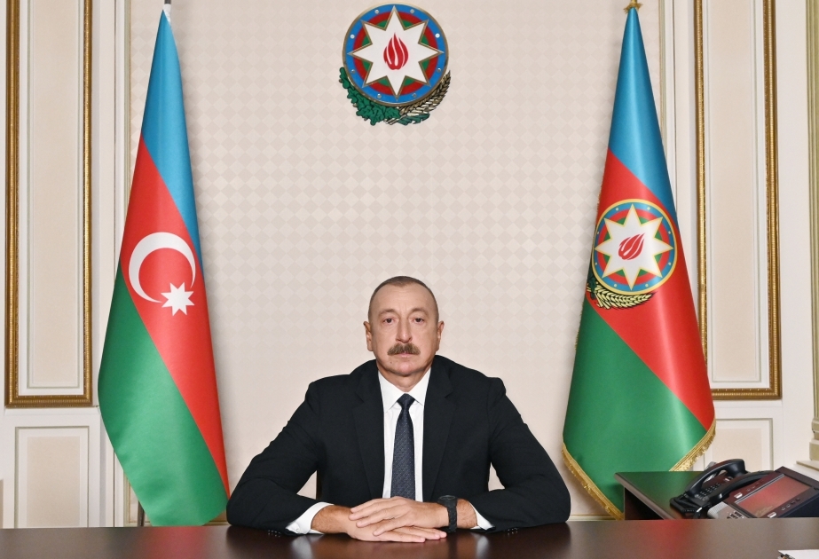 Präsident Ilham Aliyev zeichnet eine Gruppe von Soldaten mit Orden und Medaillen aus