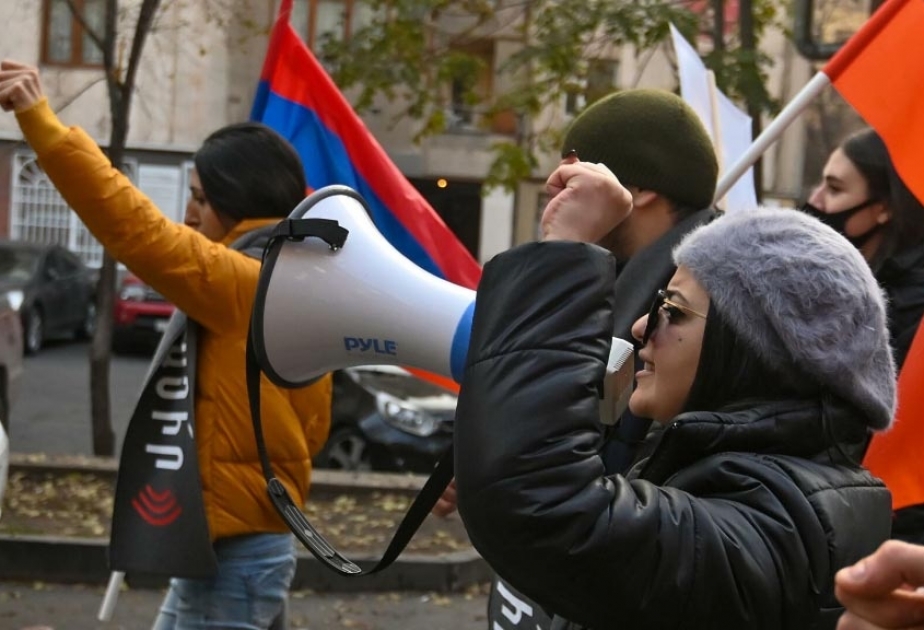 Ermənistan polisi parlamentin ətrafındakı yolları bağlayıb