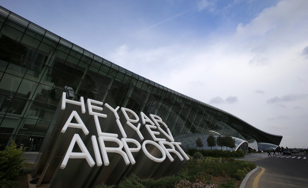 Самолет, выполнявший рейс по маршруту Сингапур-Хельсинки, осуществил посадку в Баку в связи с внезапным ухудшением состояния здоровья пассажира