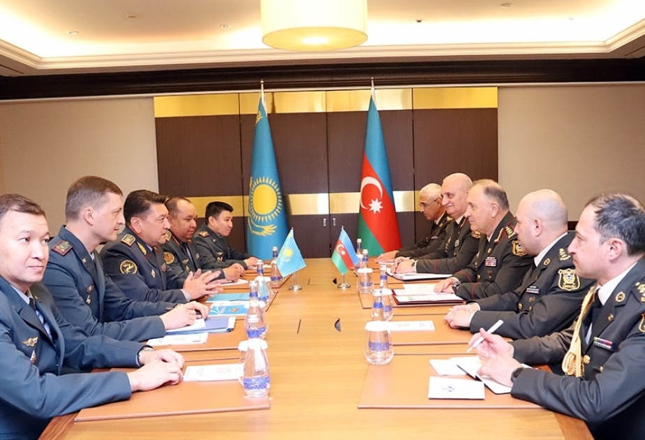 Jefe del Estado Mayor del Ejército de Azerbaiyán se reúne con su homólogo kazajo