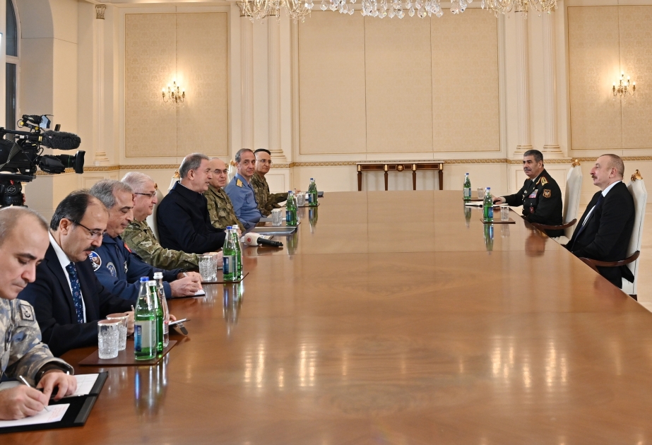 Le président Ilham Aliyev reçoit une délégation menée par le ministre turc de la Défense nationale VIDEO