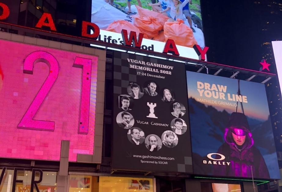 Постер турнира «Мемориал Вугара Гашимова-2022» на знаменитой Таймс-сквер