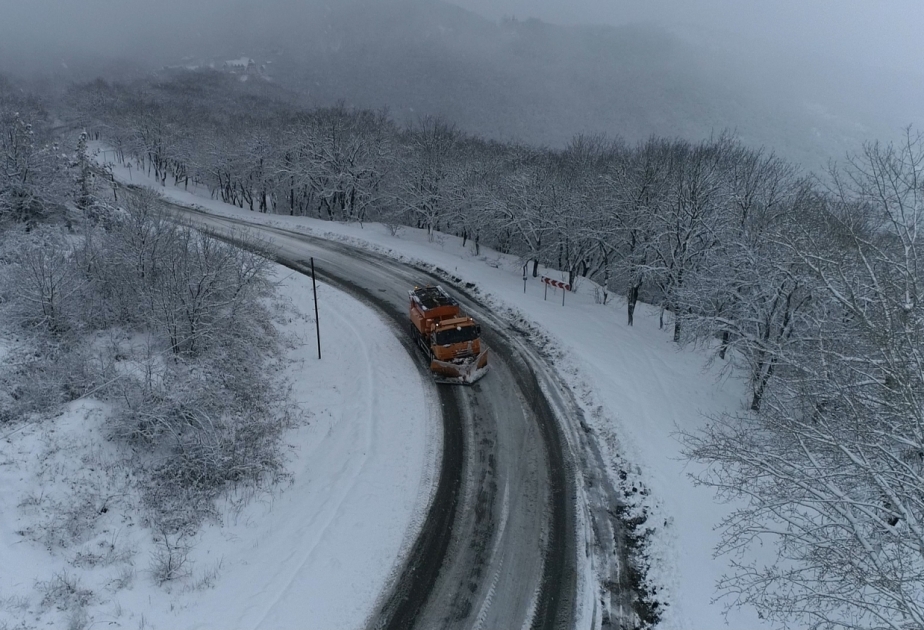 وكالة الطرق البرية الأذربيجانية تنبه السائقين بسبب تدهور الحالة الجوية في البلد