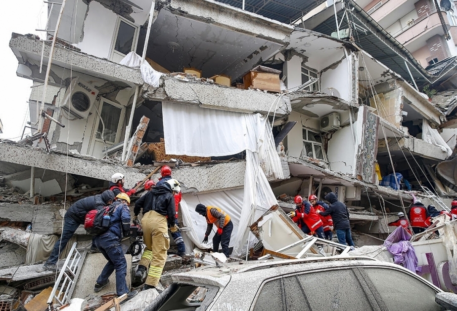 В Турции число погибших в результате землетрясения достигло 1651 человека