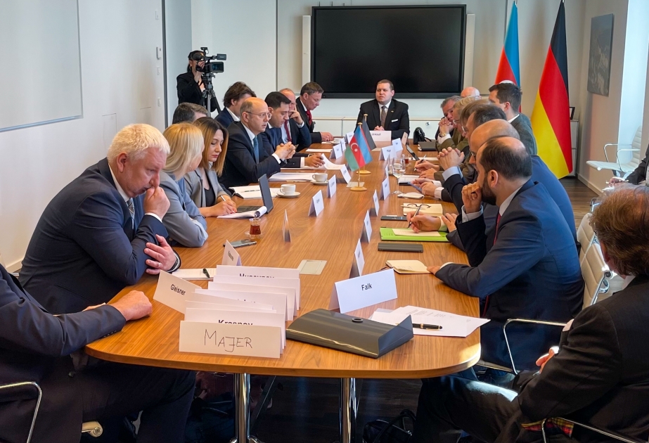 Ministro de Energía azerbaiyano y empresas alemanas analizan la asociación energética