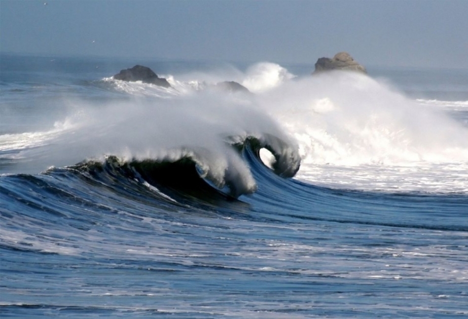 Высота волны в Каспийском море достигла 4,5 метра