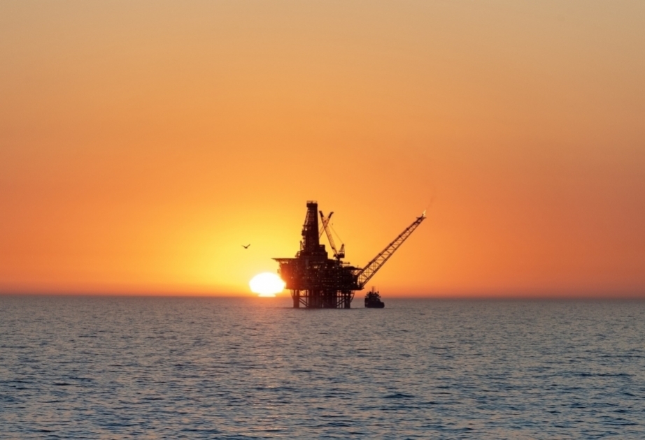 Цена барреля азербайджанской нефти превысила 77 долларов