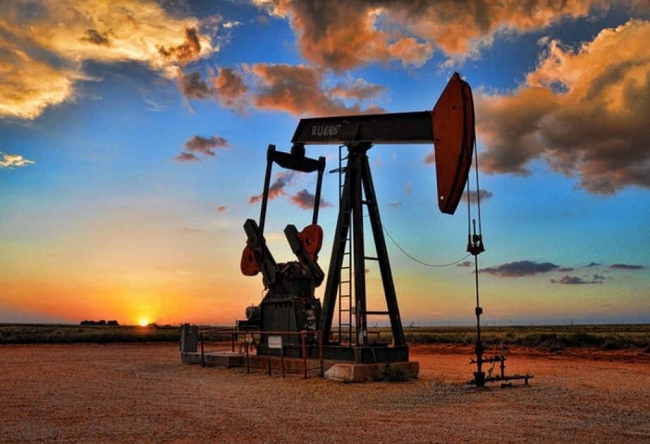 Azerbaijani oil price falls in world markets
