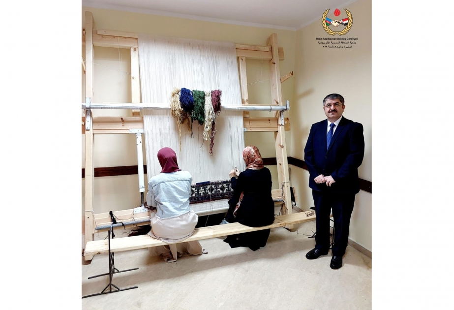 تدريس فن السجاد اليدوي بدون مقابل في جمعية الصداقة المصرية الأذربيجانية