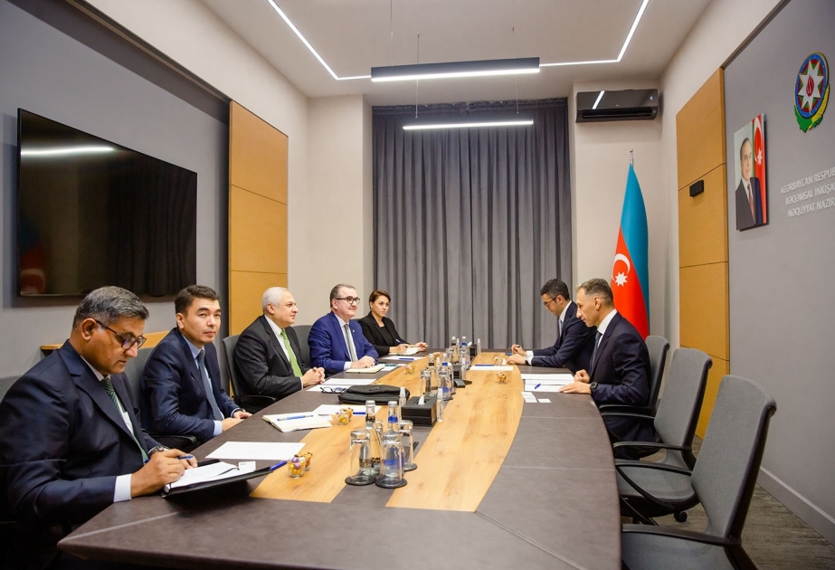 讨论阿塞拜疆政府与伊斯兰投资和出口信贷公司合作的前景