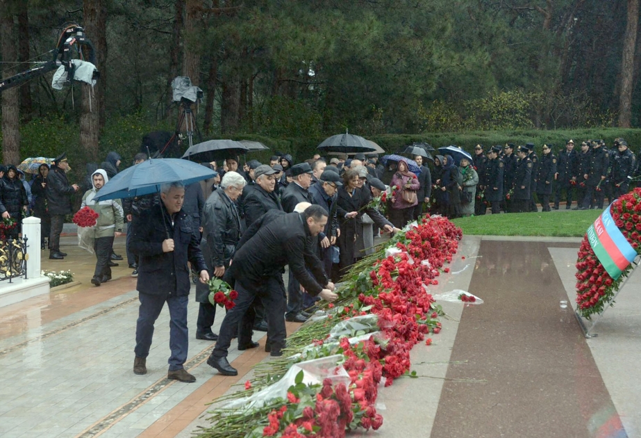Представители Общины Западного Азербайджана посетили могилу великого лидера