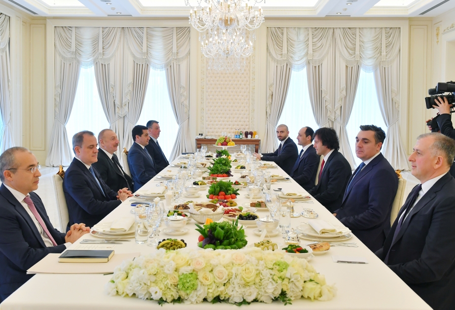 لقاء موسع بين الرئيس إلهام علييف ورئيس الوزراء ايراكلي كوباخيدزي