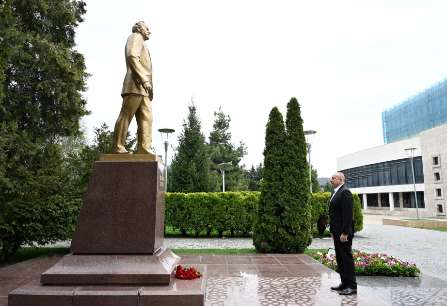  La visita al monumento al Líder Nacional Heydar Aliyev en la ciudad de Gabala
