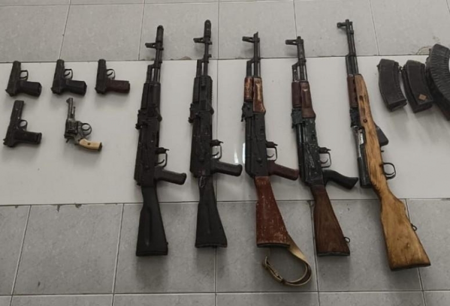 الداخلية: العثور على كمية كبيرة من الأسلحة والذخائر في خانكندي خلال اليومين الماضيين