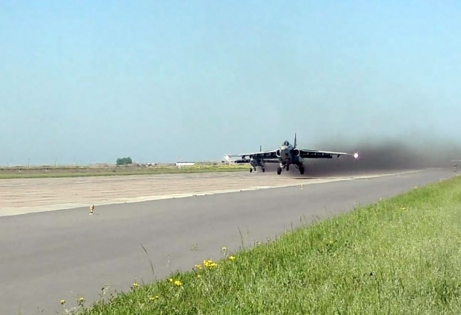 Azerbaijani military pilots professionally conduct training flights VIDEO