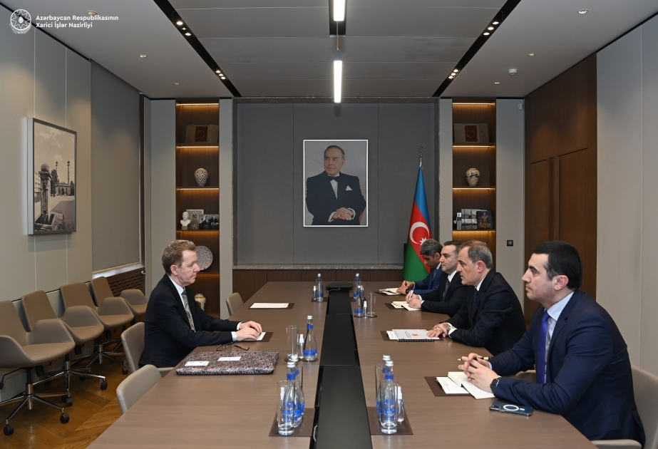 El ministro de Asuntos Exteriores azerbaiyano recibe al embajador saliente argelino