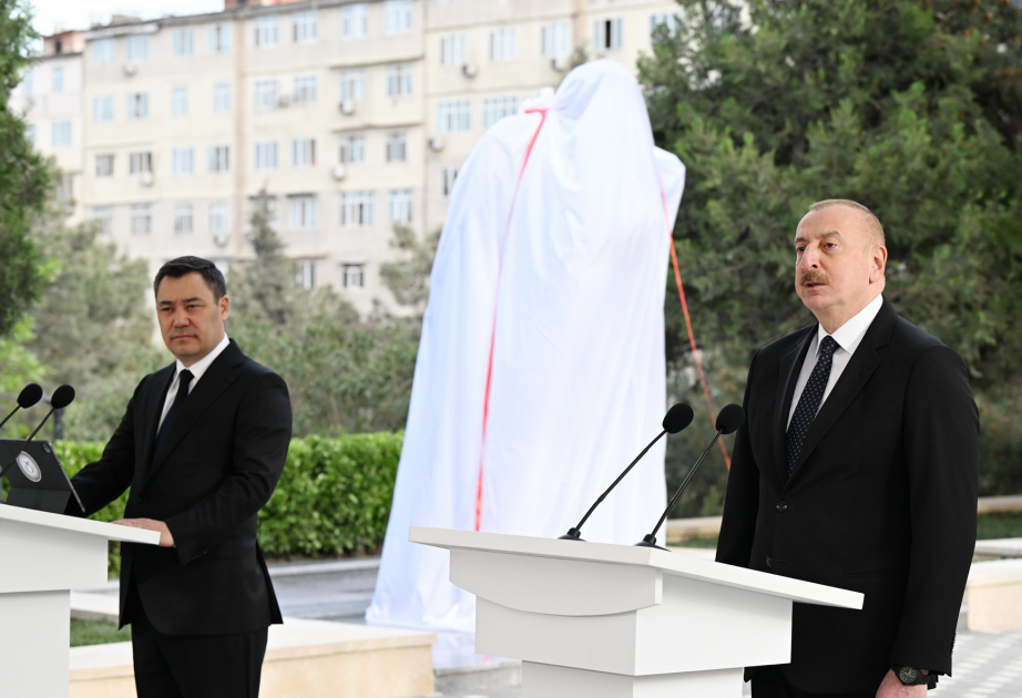 Президент Ильхам Алиев и Президент Садыр Жапаров приняли участие в церемонии открытия памятника Чингизу Айтматову в Баку   ОБНОВЛЕНО-2