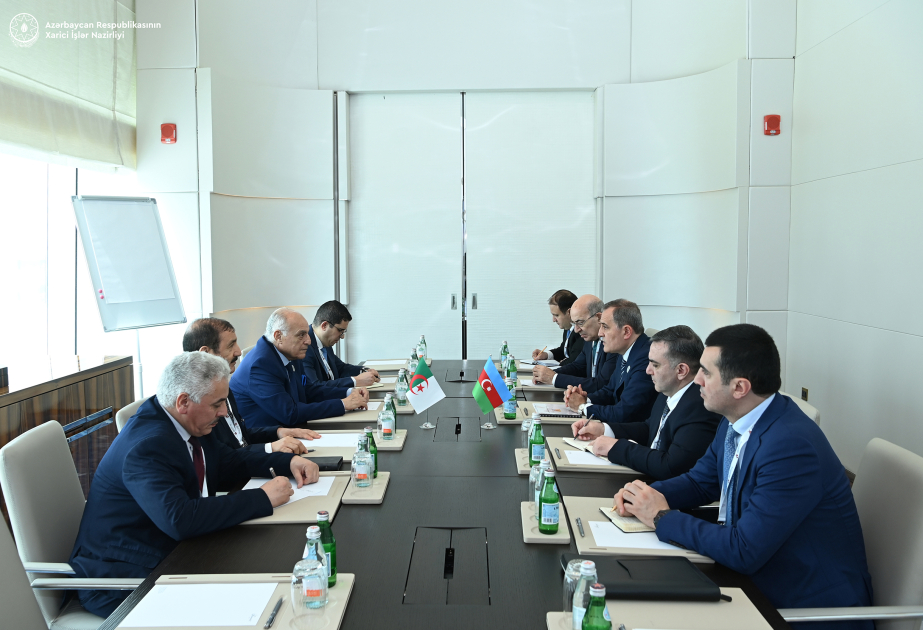 Состоялось обсуждение двусторонних и региональных вопросов между Азербайджаном и Алжиром