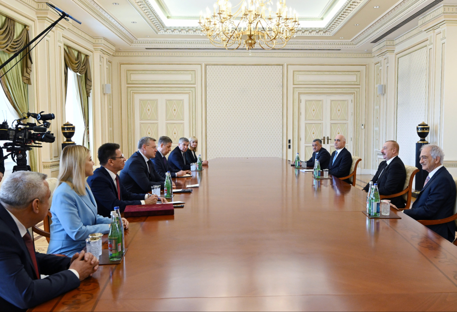 El Presidente Ilham Aliyev recibe al Gobernador de la Región de Astracán de la Federación de Rusia