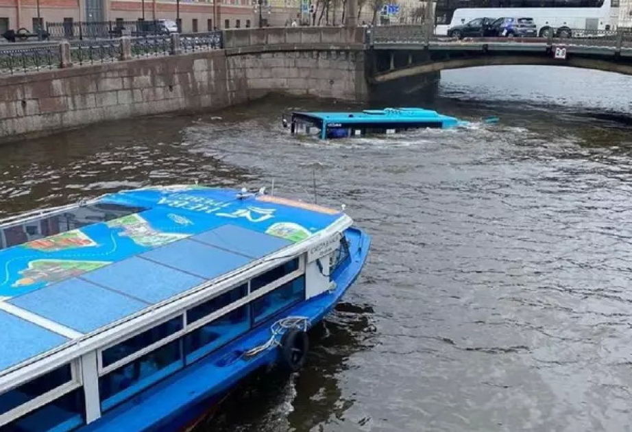 Sankt-Peterburqda avtobusun çaya düşməsi nəticəsində bir nəfər ölüb VİDEO