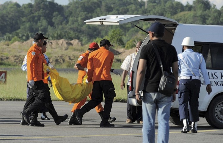 Malaysia helicopter crash kills 6, including former minister, aide.