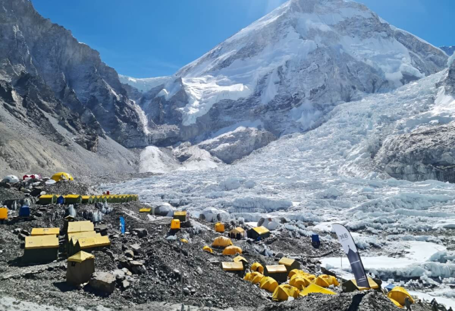 المحكمة العليا في النيبال تأمر بتقليل حالات تسلق الجبال الى إيفرست
