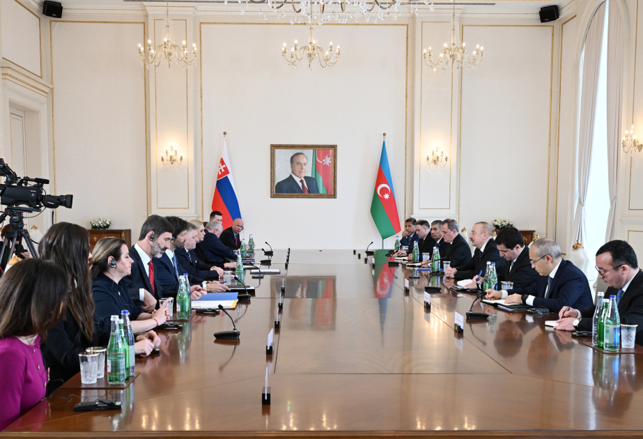 Präsident Ilham Aliyev und Ministerpräsident der Slowakei treffen sich im erweiterten Kreis