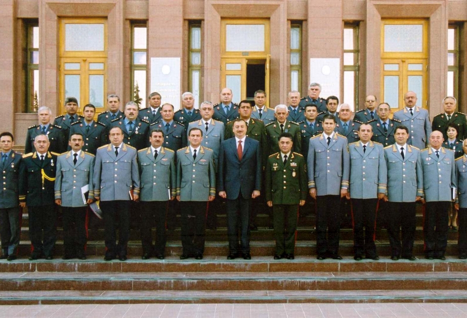 AZƏRBAYCAN PREZİDENTİ İLHAM ƏLİYEV DAXİLİ İŞLƏR NAZİRLİYİNİN VƏ BƏZİ YERLİ POLİS ORQANLARININ RƏHBƏR HEYƏTİNİ QƏBUL ETMİŞDİR