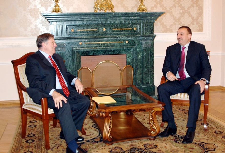 AZƏRBAYCAN PREZİDENTİ İLHAM ƏLİYEV AĞ EV ADMİNİSTRASİYASININ SABİQ RƏHBƏRİ, QUBERNATOR CON SUNUNUNU QƏBUL ETMİŞDİR