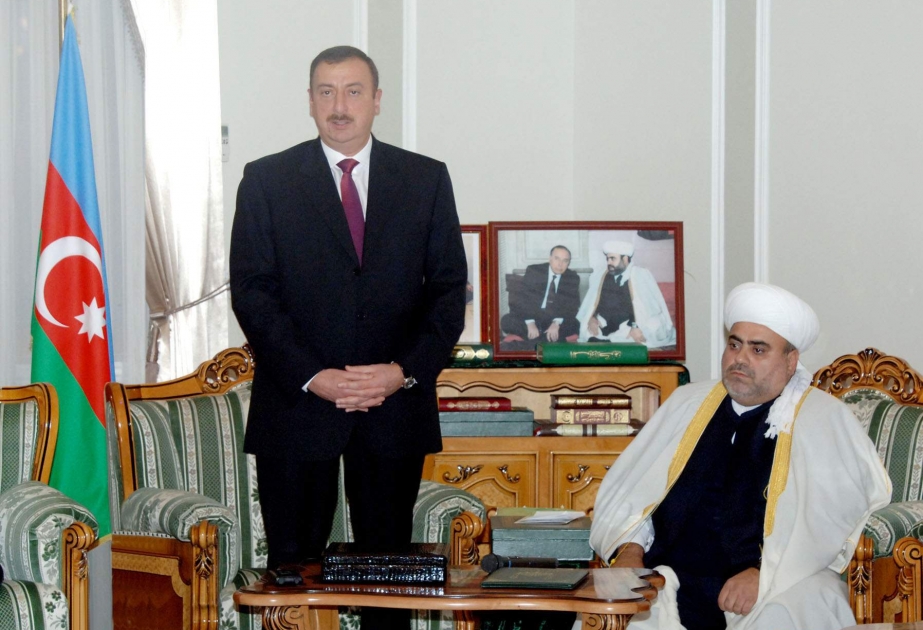 ŞEYXÜLİSLAM MÜQƏDDƏS RAMAZAN AYI MÜNASİBƏTİLƏ İFTAR SÜFRƏSİ AÇMIŞDIR  AZƏRBAYCAN PREZİDENTİ İLHAM ƏLİYEV İFTAR MƏRASİMİNDƏ İŞTİRAK ETMİŞDİR