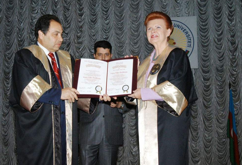 LATVİYA PREZİDENTİ VAYRA VİKE-FREYBERQAYABAKI DÖVLƏT UNİVERSİTETİNİN FƏXRİ DOKTORU DİPLOMU TƏQDİM OLUNMUŞDUR