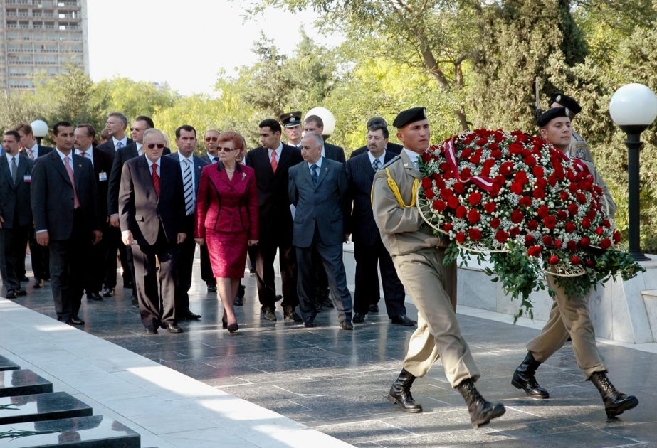 ŞƏHİDLƏRİN XATİRƏSİNƏ EHTİRAM