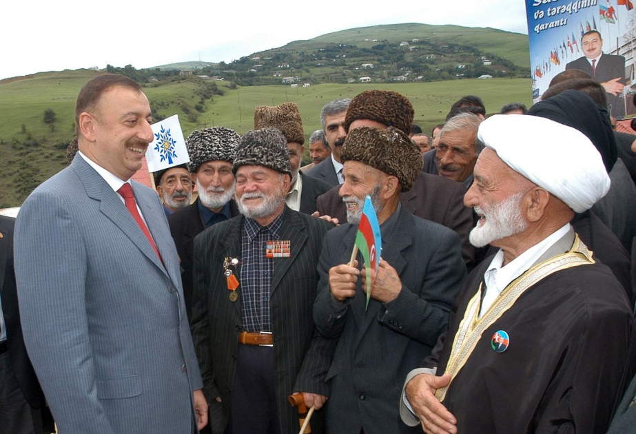 AZƏRBAYCAN PREZİDENTİ İLHAM ƏLİYEVİN RESPUBLİKANIN CƏNUB BÖLGƏSİNƏ SƏFƏRİ  PREZİDENT İLHAM ƏLİYEV YARDIMLI RAYONUNA GƏLMİŞDİR  HEYDƏR ƏLİYEV PARKININ AÇILIŞI VƏ RAYON SAKİNLƏRİ İLƏ GÖRÜŞ