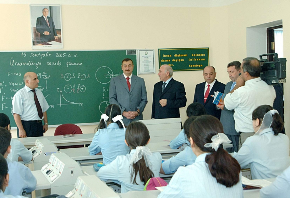 BAKININ XƏTAİ RAYONUNDAKI HEYDƏR ƏLİYEV ADINA LİSEYDƏ “BİLİK GÜNÜ”NƏ HƏSR OLUNMUŞ MƏRASİM  AZƏRBAYCAN PREZİDENTİ İLHAM ƏLİYEV MƏRASİMDƏ İŞTİRAK ETMİŞDİR