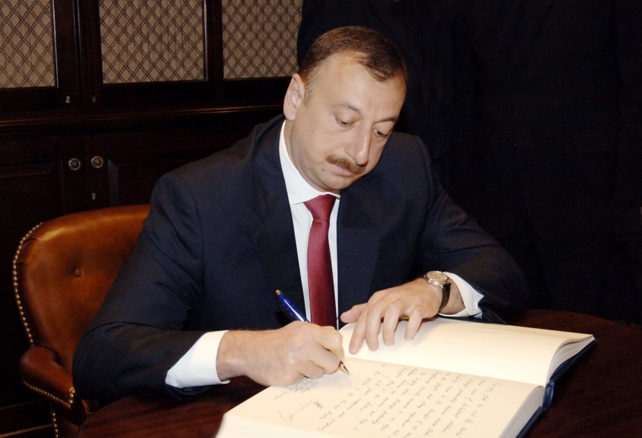 AZƏRBAYCAN PREZİDENTİ İLHAM ƏLİYEV AĞ EVİN FƏXRİ QONAQLAR KİTABINA ÜRƏK SÖZLƏRİNİ YAZMIŞDIR