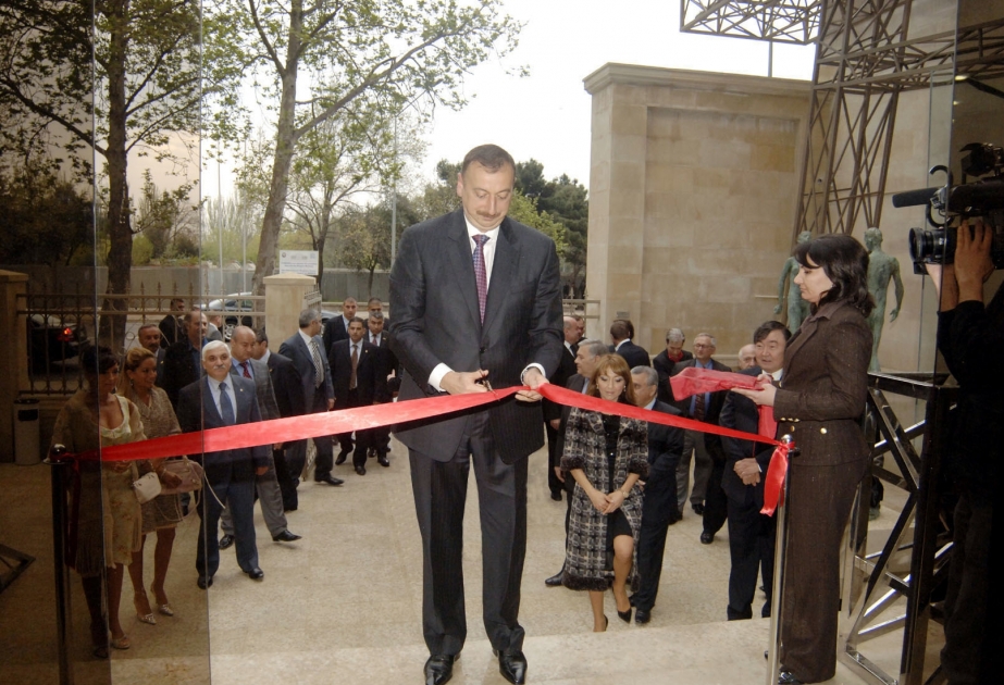 BAKIDA “ÜNS YARADICILIQ SƏHNƏSİ” TEATRININ TƏNTƏNƏLİ AÇILIŞI OLMUŞDUR  AZƏRBAYCAN PREZİDENTİ İLHAM ƏLİYEV MƏRASİMDƏ İŞTİRAK ETMİŞDİR