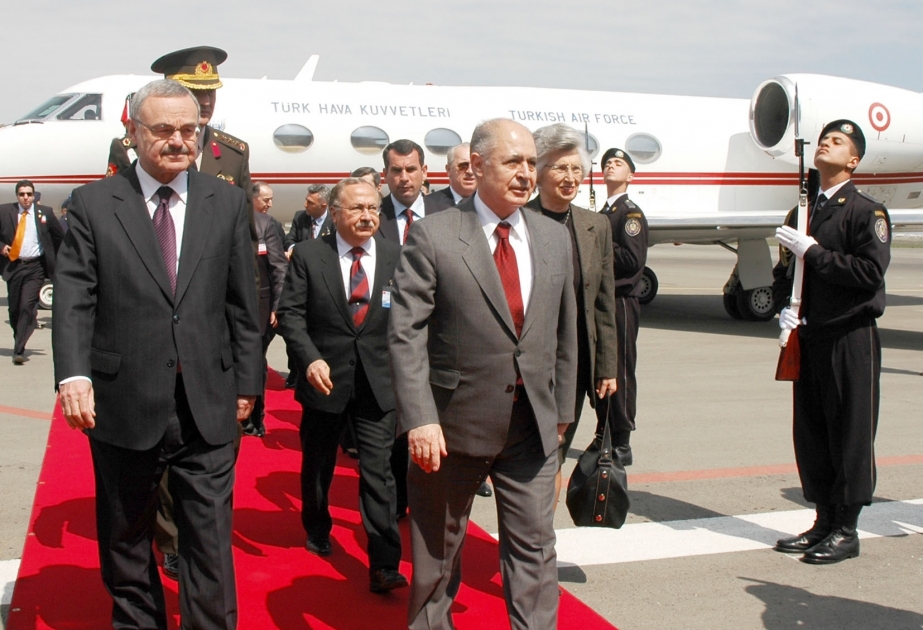 AZƏRBAYCANLA TÜRKİYƏ ARASINDAKI MÜNASİBƏTLƏR ƏN YÜKSƏK SƏVİYYƏDƏDİR  TÜRKİYƏ RESPUBLİKASININ PREZİDENTİ ƏHMƏD NECDƏT SEZƏRİN AZƏRBAYCANA RƏSMİ SƏFƏRİ  HAVA LİMANINDA QARŞILANMA