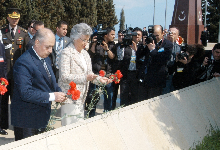 TÜRK ŞƏHİDLƏRİNİN XATİRƏ ABİDƏSİNİ ZİYARƏT