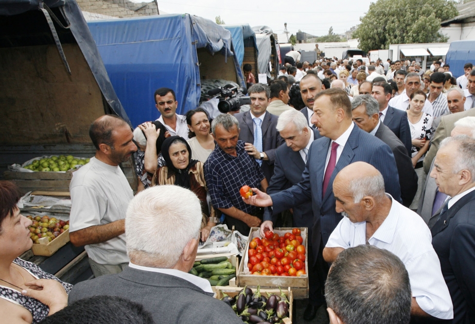 AZƏRBAYCAN PREZİDENTİ İLHAM ƏLİYEV NƏRİMANOV RAYONU ƏRAZİSİNDƏ TƏŞKİL EDİLMİŞ KƏND TƏSƏRRÜFATI MƏHSULLARININ SATIŞ YARMARKASI İLƏ TANIŞ OLMUŞDUR