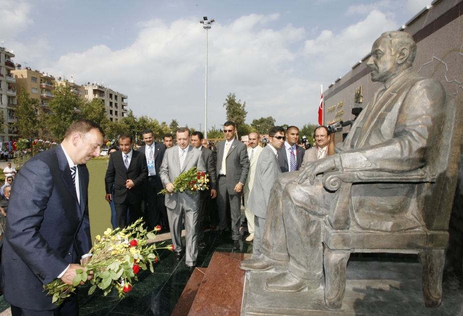 İYULUN 13-Ü – BAKI-TBİLİSİ-CEYHAN BORU KƏMƏRİNİN RƏSMİ AÇILIŞI HEYDƏR ƏLİYEVİN NEFT STRATEGİYASININ TƏNTƏNƏSİ, ÜÇ DƏNİZ ƏFSANƏSİNİN REALLIĞA ÇEVRİLDİYİ GÜNDÜR  AZƏRBAYCAN PREZİDENTİ İLHAM ƏLİYEVİN TÜRKİYƏYƏ SƏFƏRİ  CEYHANDA “TÜRKİYƏ-AZƏRBAYCAN QARDAŞLIĞI PARKI”NIN TƏNTƏNƏLİ AÇILIŞI