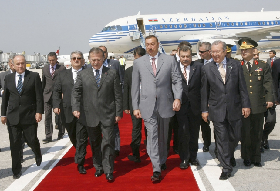İYULUN 13-Ü - BAKI-TBİLİSİ-CEYHAN BORU KƏMƏRİNİN RƏSMİ AÇILIŞI HEYDƏR ƏLİYEVİN NEFT STRATEGİYASININ TƏNTƏNƏSİ, ÜÇ DƏNİZ ƏFSANƏSİNİN REALLIĞA ÇEVRİLDİYİ GÜNDÜR AZƏRBAYCAN PREZİDENTİ İLHAM ƏLİYEVİN TÜRKİYƏYƏ SƏFƏRİ
