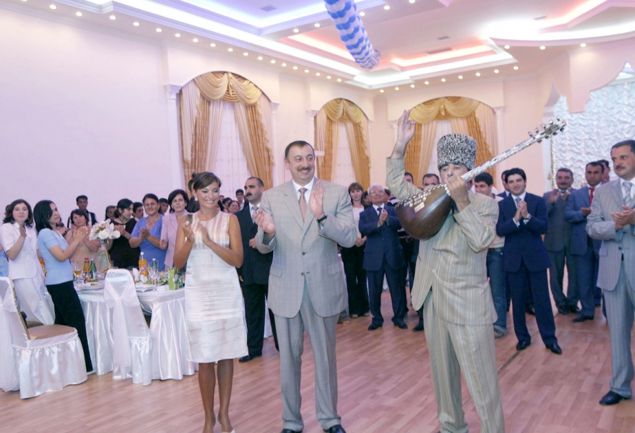 PREZİDENT İLHAM ƏLİYEV QAZIQUMLAQ KƏNDİNDƏKİ ŞADLIQ EVİNDƏ KEÇİRİLƏN TOY MƏRASİMİNDƏ İŞTİRAK ETMİŞDİR