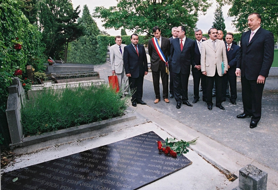 AZƏRBAYCAN PREZİDENTİ İLHAM ƏLİYEVİN FRANSAYA SƏFƏRİ PREZİDENT İLHAM ƏLİYEV PARİSİN SƏN-KLU ŞƏHƏR QƏBİRİSTANLIĞINDA ƏLİMƏRDAN BƏY TOPÇUBAŞOVUN VƏ CEYHUN BƏY HACIBƏYLİNİN MƏZARLARINI ZİYARƏT ETMİŞDİR