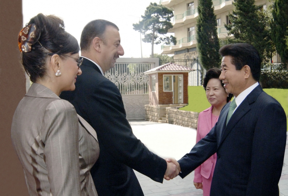 AZƏRBAYCAN İLƏ KOREYA RESPUBLİKASI ARASINDA ƏMƏKDAŞLIĞIN İNTENSİV İNKİŞAFI ÜÇÜN BÖYÜK PERSPEKTİVLƏR VAR KOREYA RESPUBLİKASININ PREZİDENTİ RO MU HYUNUN AZƏRBAYCANA RƏSMİ SƏFƏRİ PREZİDENT SARAYINDA RƏSMİ QARŞILANMA MƏRASİMİ