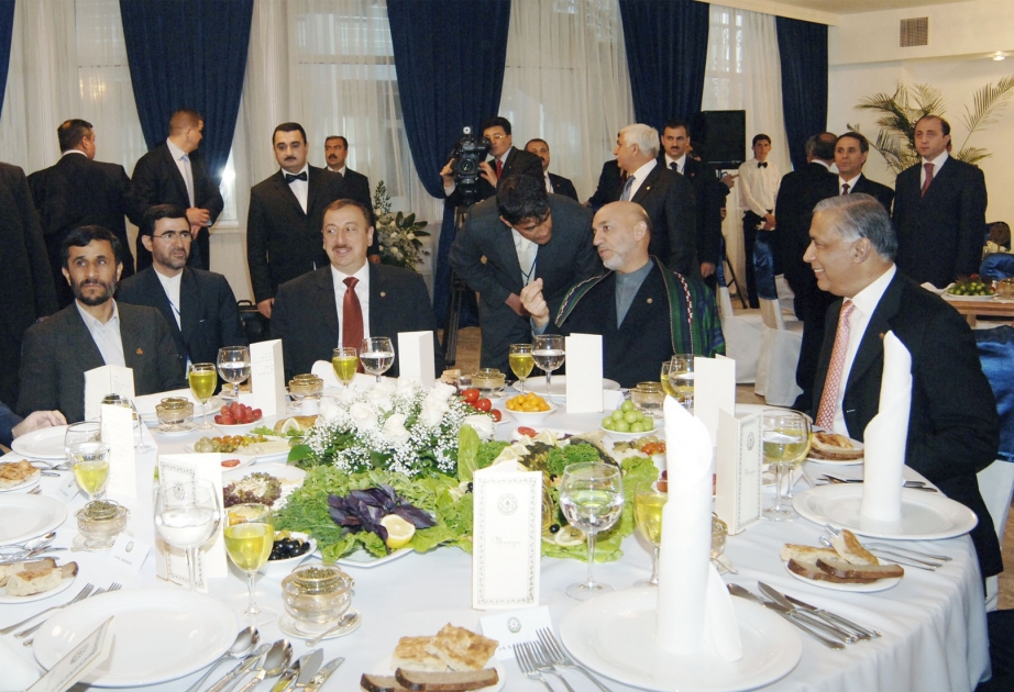 İƏT-İN ZİRVƏ TOPLANTISI İŞTİRAKÇILARININ ŞƏRƏFİNƏ