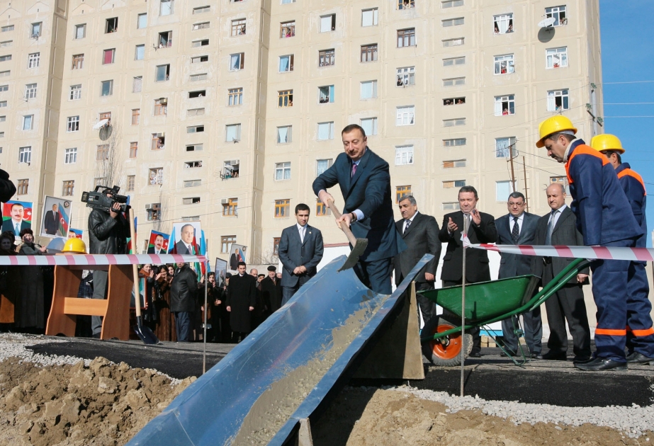 AZƏRBAYCAN PREZİDENTİ İLHAM ƏLİYEV BAKININ BUZOVNA, TÜRKAN, ŞÜVƏLAN VƏMƏRDƏKAN QƏSƏBƏLƏRİNDƏ OLMUŞDURALBALILIQ YAŞAYIŞ SAHƏSİNDƏ ORTA MƏKTƏB BİNASININ TƏMƏLİ QOYULMUŞDUR