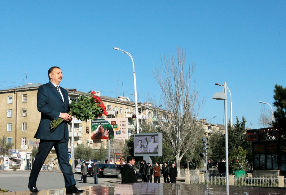 AZƏRBAYCAN PREZİDENTİ İLHAM ƏLİYEV SUMQAYIT ŞƏHƏRİNDƏ OLMUŞDUR  ÜMUMMİLLİ LİDERİN ABİDƏSİNİ ZİYARƏT