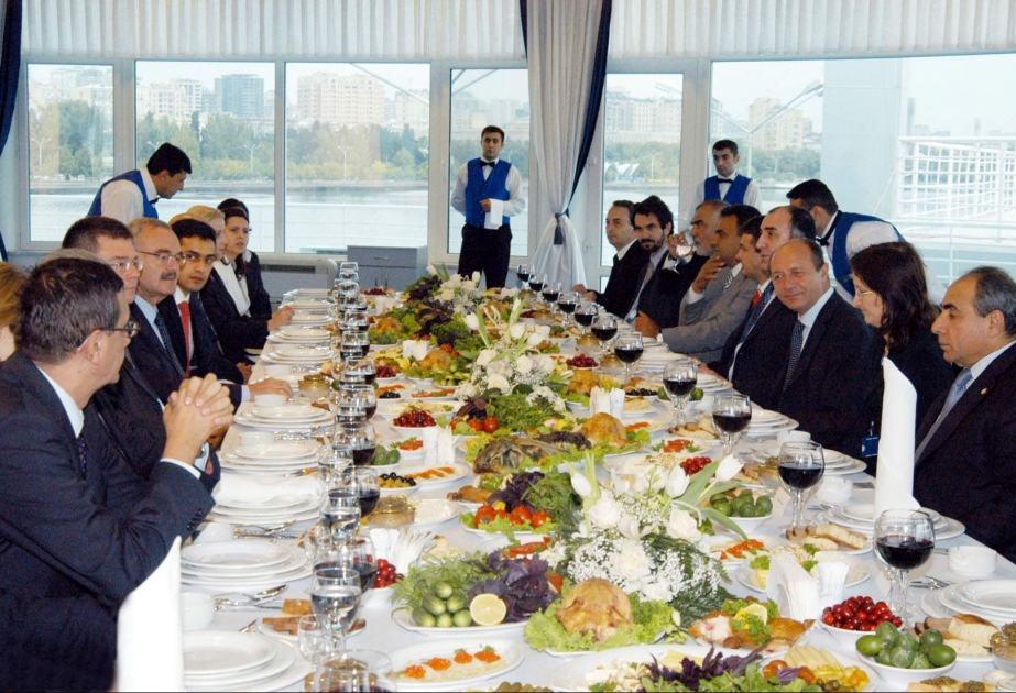 RUMINİYA PREZİDENTİ TRAYAN BESESKUNUN VƏ AZƏRBAYCANIN BAŞ NAZİRİ ARTUR RASİZADƏNİN BİRGƏ İŞGÜZAR NAHARI