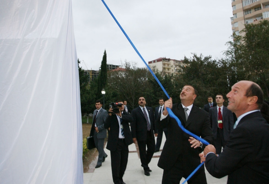 MƏŞHUR RUMIN BƏSTƏKARI VƏ MUSİQİÇİSİ CORCE ENESKUNUN ABİDƏSİNİN AÇILIŞI  AZƏRBAYCANIN VƏ RUMINİYANIN PREZİDENTLƏRİ MƏRASİMDƏ İŞTİRAK ETMİŞLƏR
